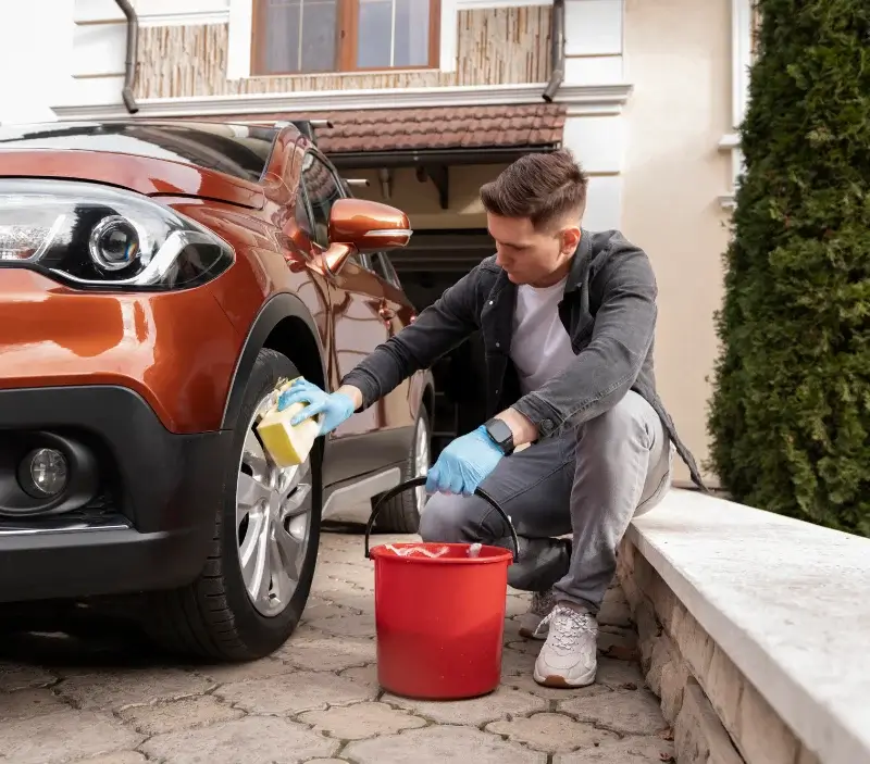 Lavage auto à domicile Vouillon : professionnel intervenant sur un véhicule